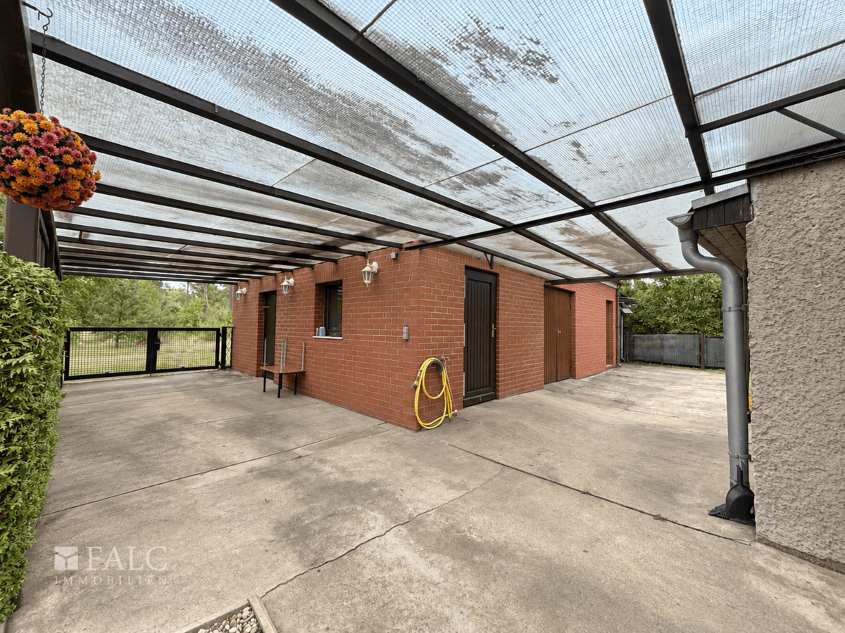 Außenbereich mit Carport