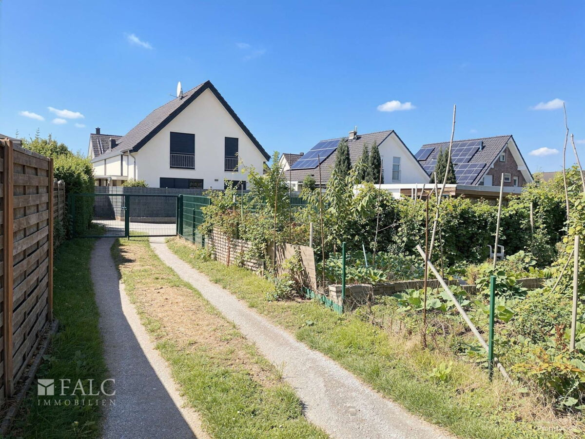 Zufahrtsweg hinterm Haus 