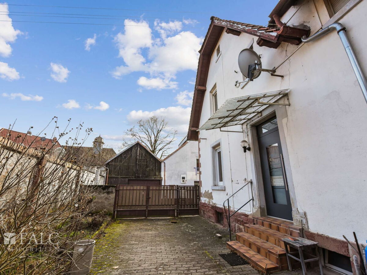 Außenansicht mit Hof