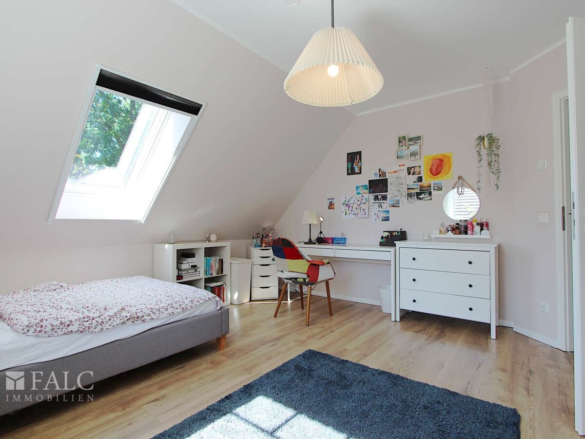 Kinderzimmer mit Blick in den Garten