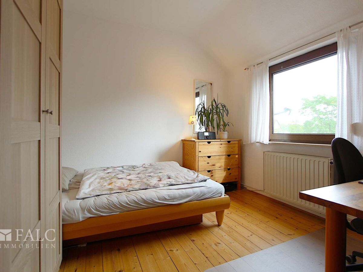 Kinderzimmer mit Blick ins Grüne