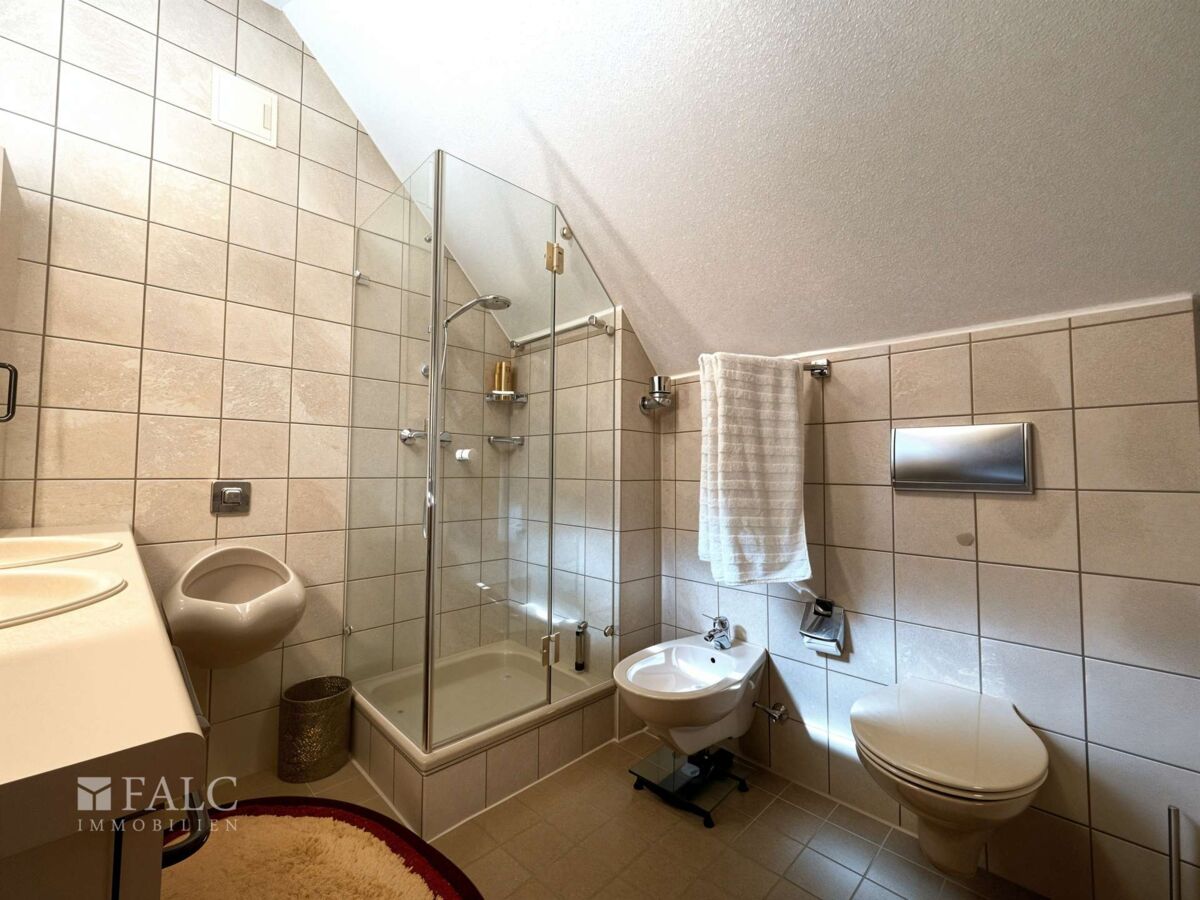 Badezimmer2  - Verbessert - (KI generiert)