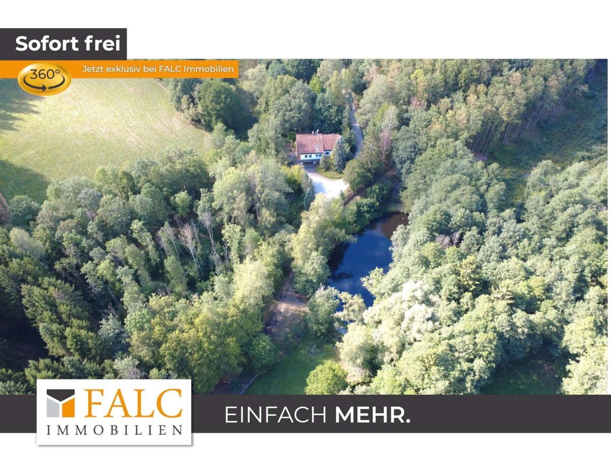 Außenansicht mit Grundstück