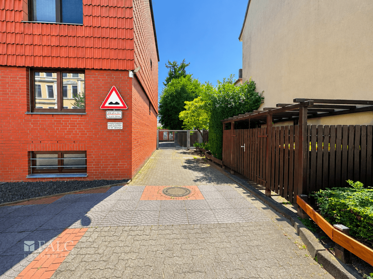 Zufahrt zum Stellplatz mit elektrischem Tor