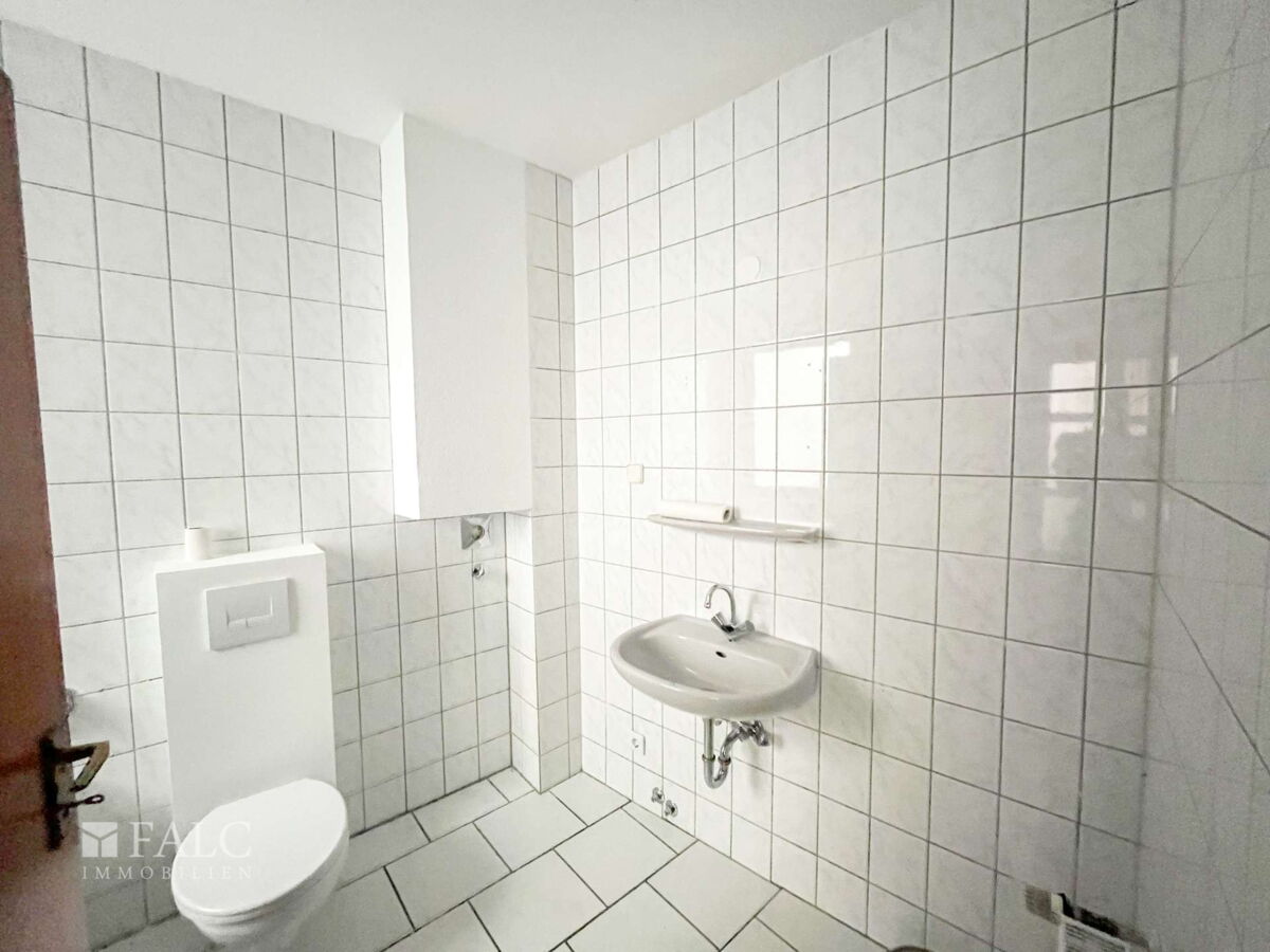 Hinterhofgebäude Erdgeschoss Badezimmer