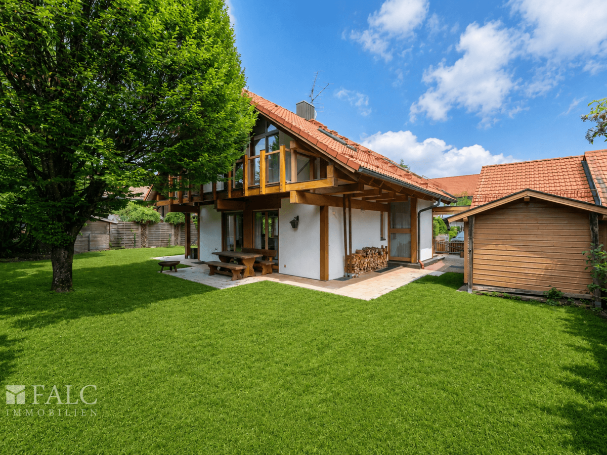 Gebäude mit Garten und Schupfen schräg optimiert