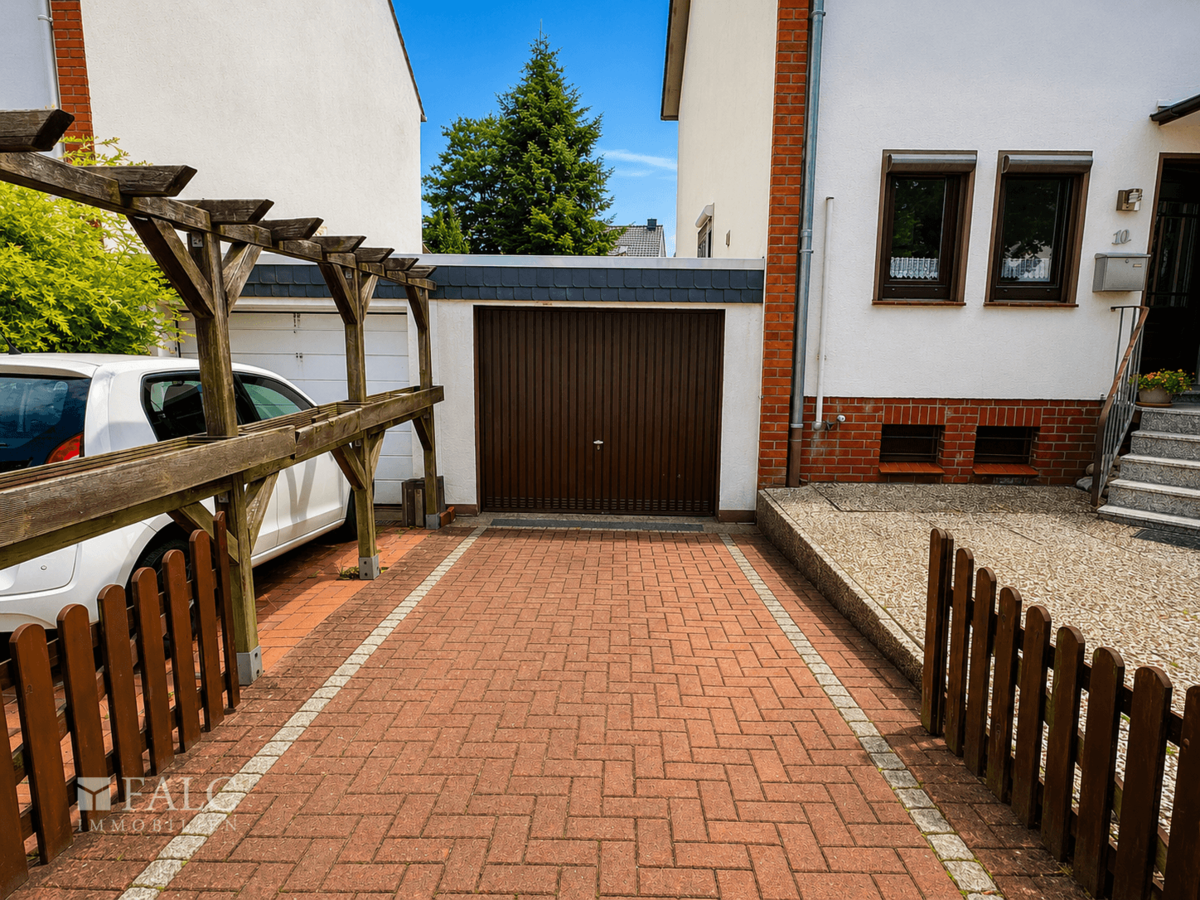 Garage mit zusätzlichem Parkplatz
