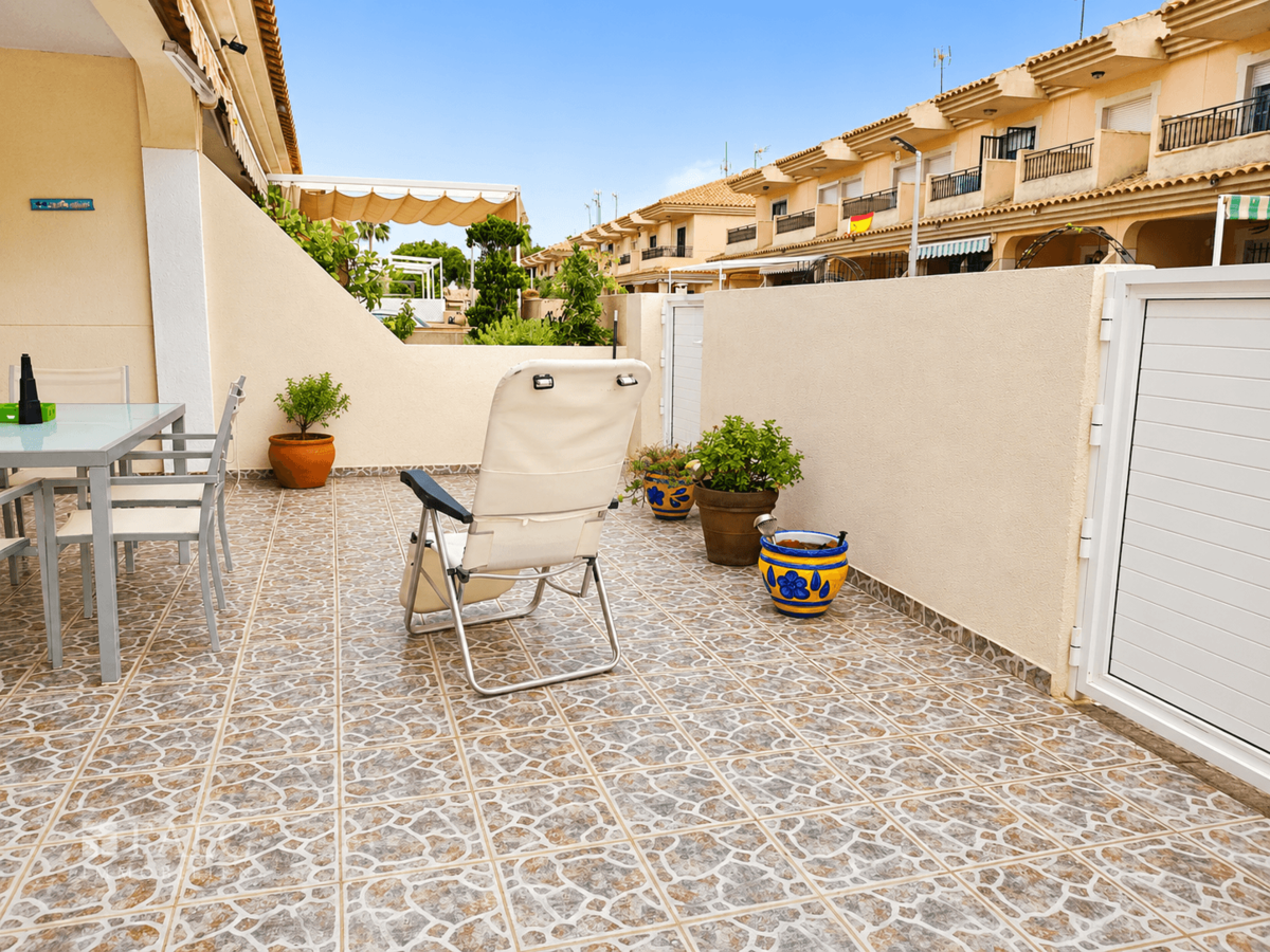 Eingangsbereich / Terrasse Frontseite