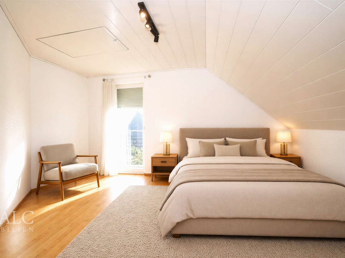 *Schlafzimmer m/ Zugang Balkon