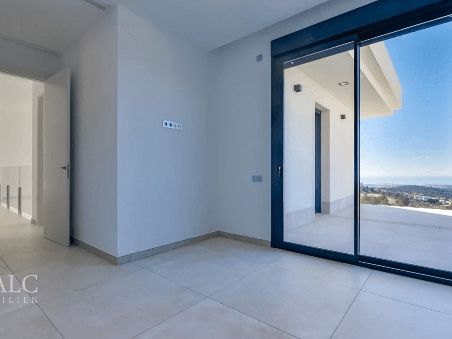 Wohnzimmer mit Balkon / Living room with balcony / Salón con balcón