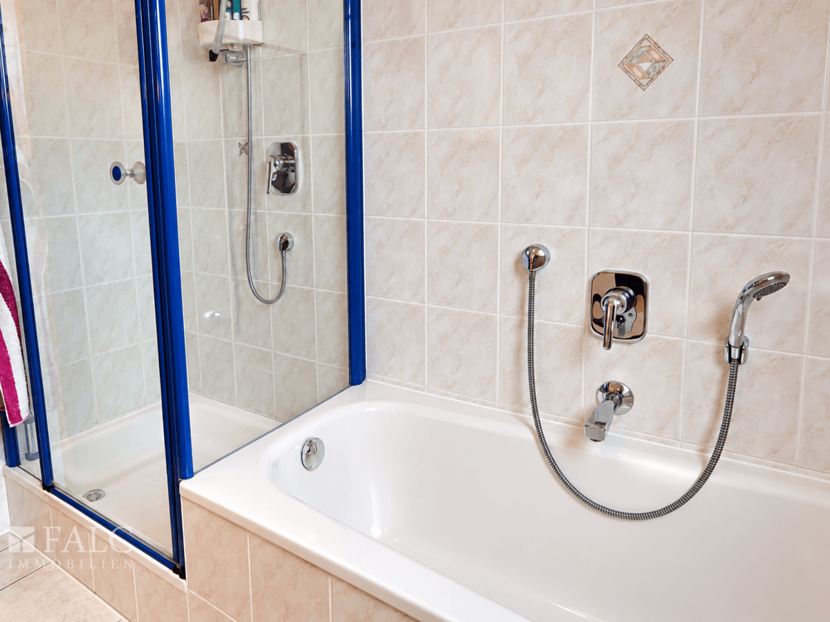  Bad mit Badewanne und Dusche