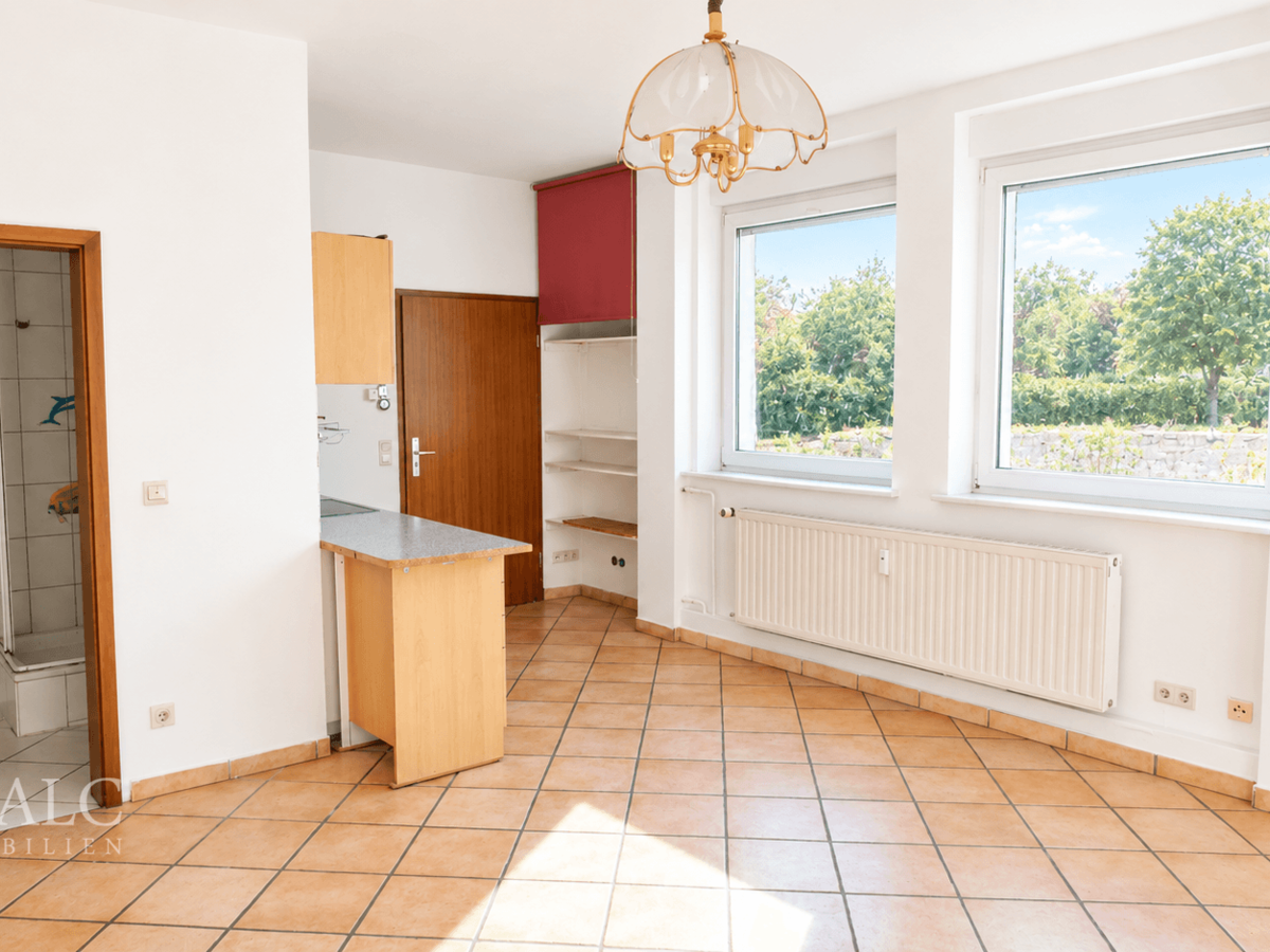 Küchenzeile und Fensterblick