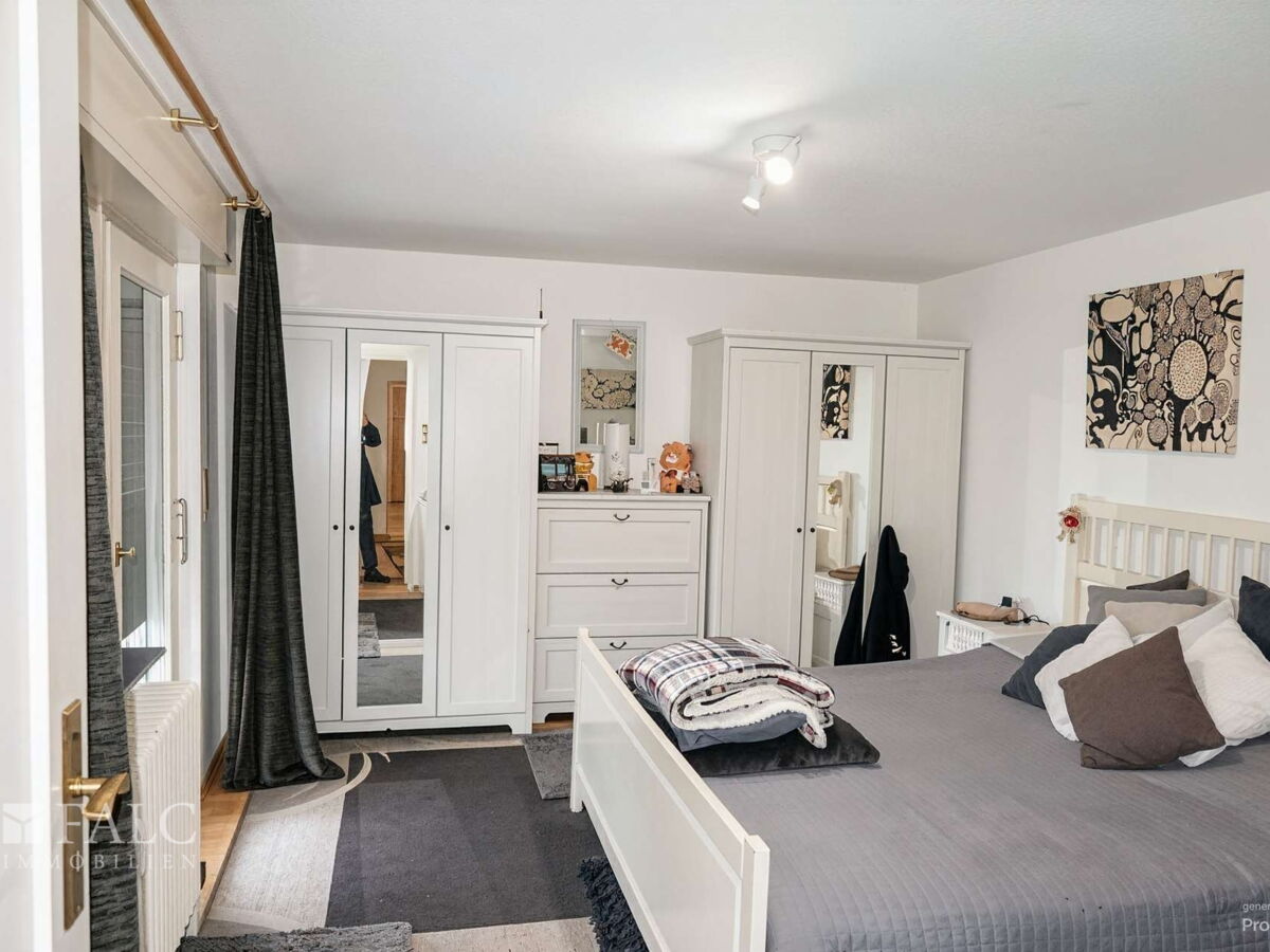 1.OG-Schlafzimmer mit Blk. - (KI generiert)