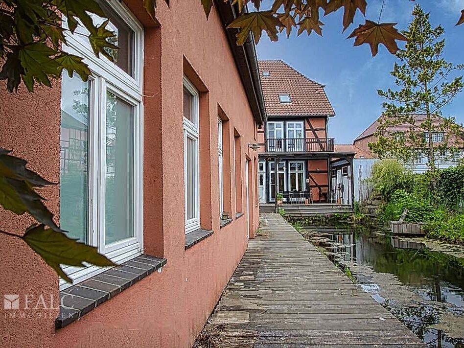 Nebengebäude links und Blick Richtung Wohnhaus