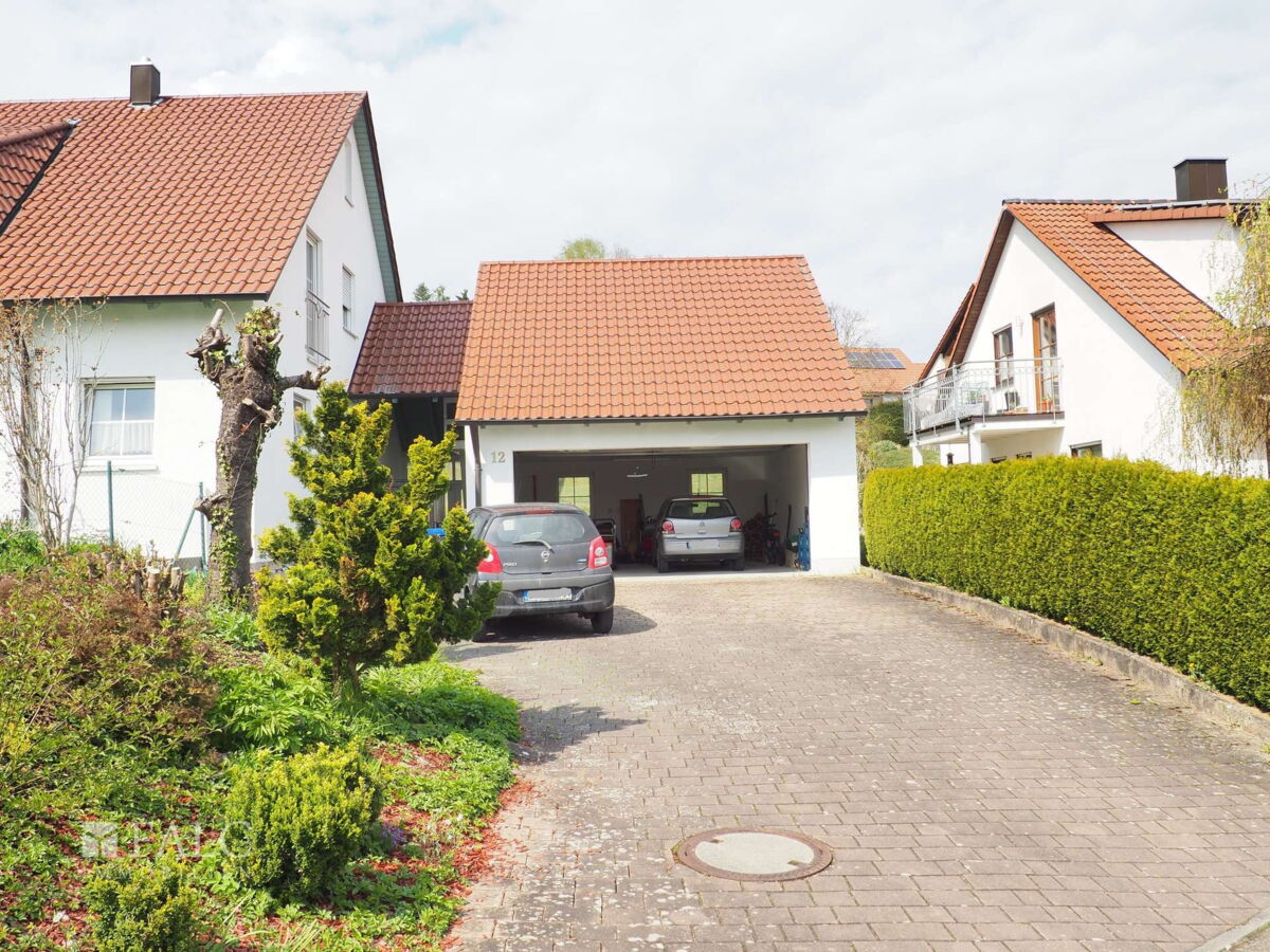 Auffahrt mit Garage