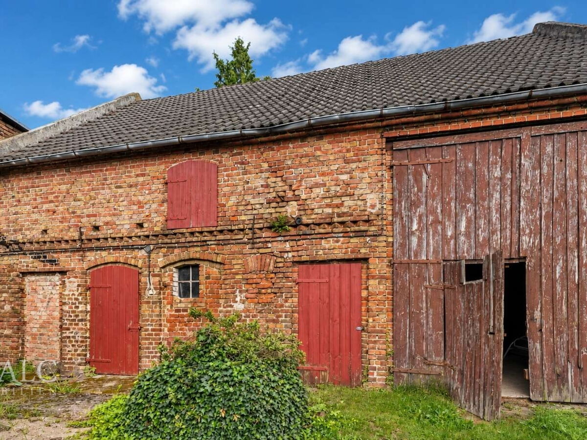 Historische Backsteinscheune mit charaktervollen Holztoren