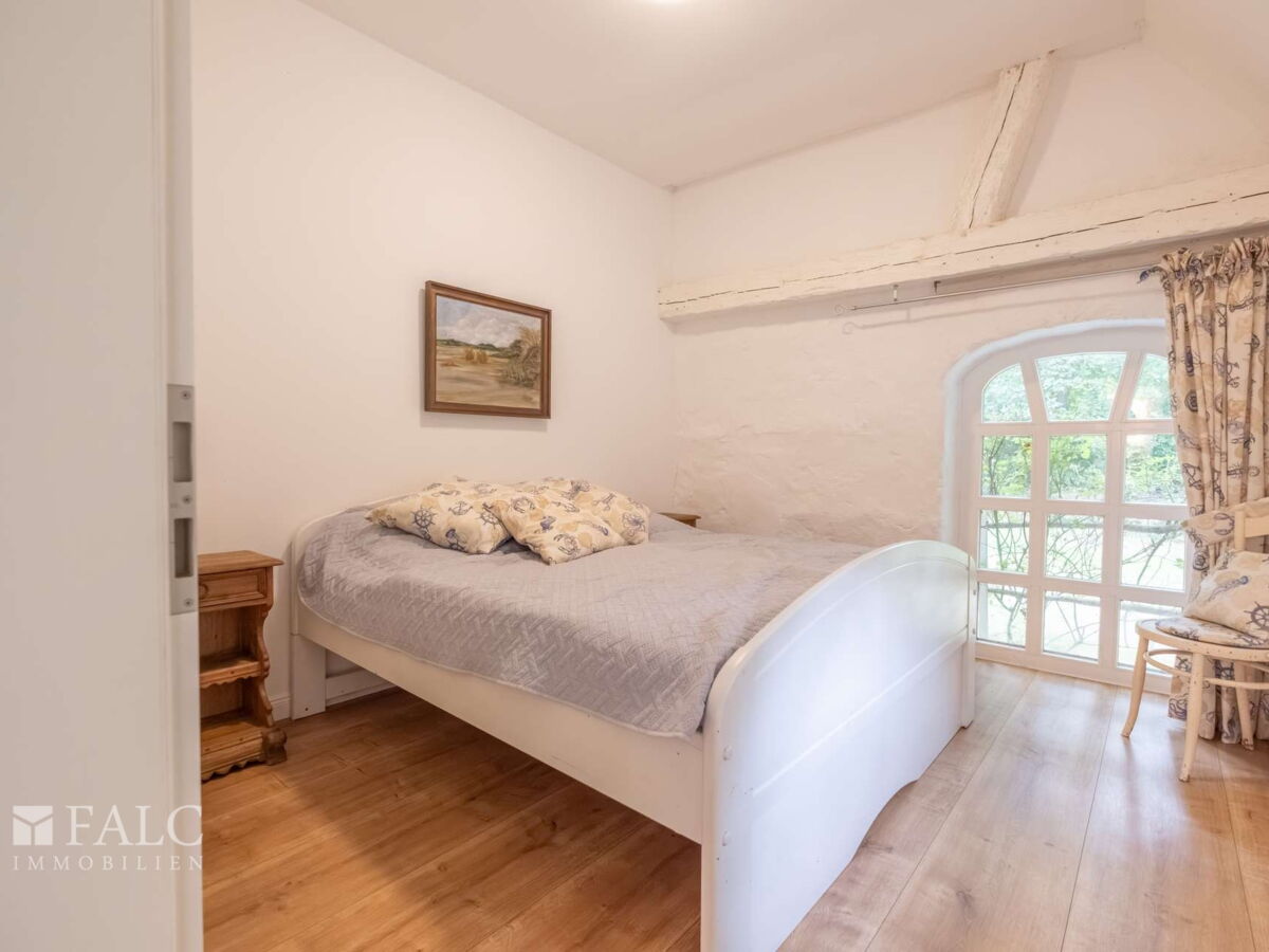 13. Schlafzimmer EG vorderer Wohnbereich