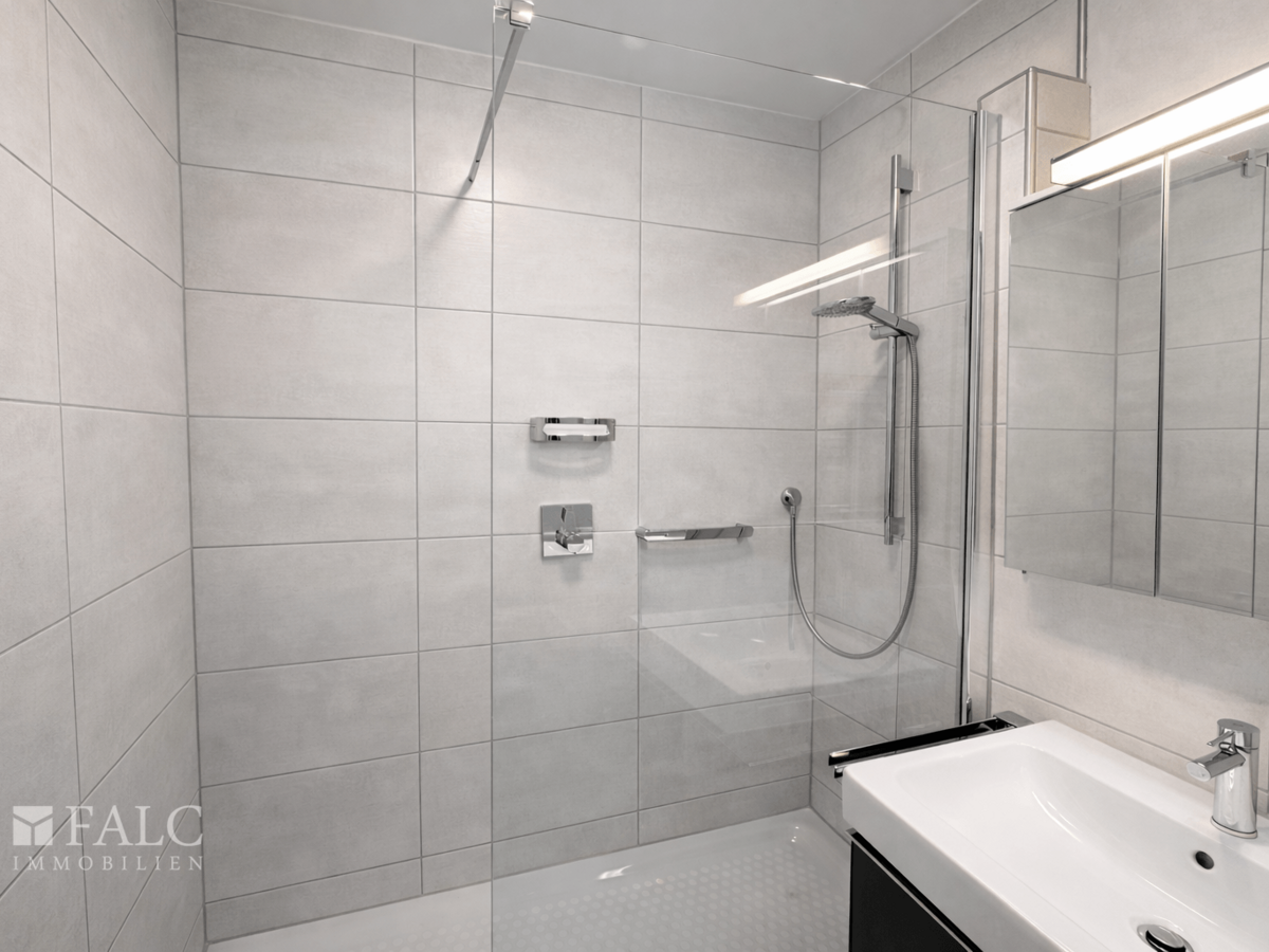 Riesige Dusche im Badezimmer