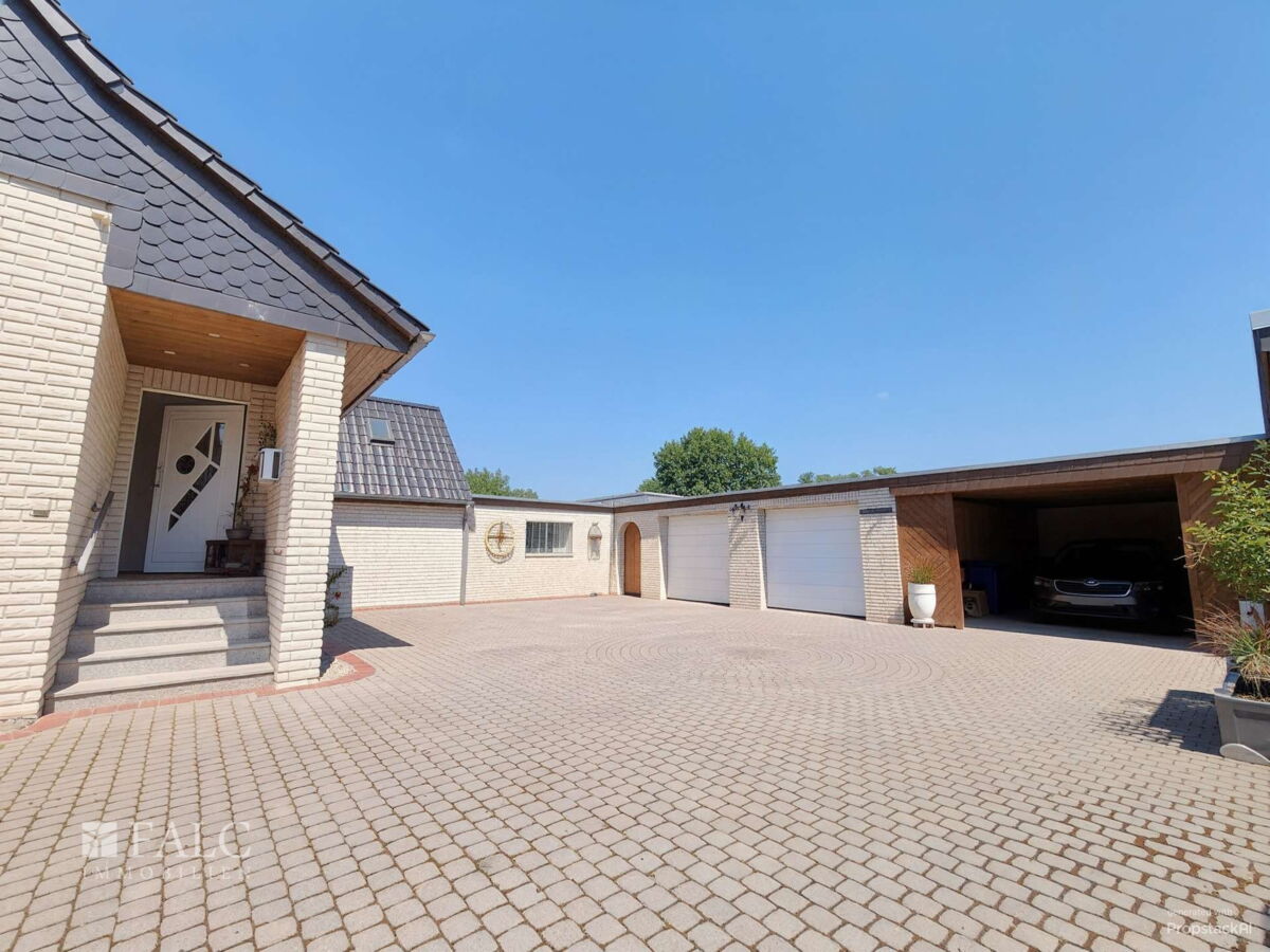 großer Hof mit Garagen + Carport