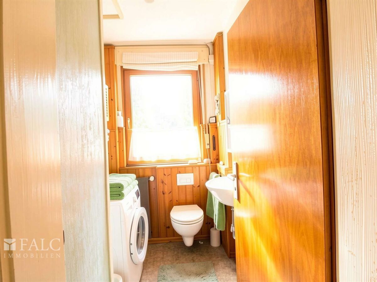 Gäste-WC mit Dusche und Waschmaschinenplatz