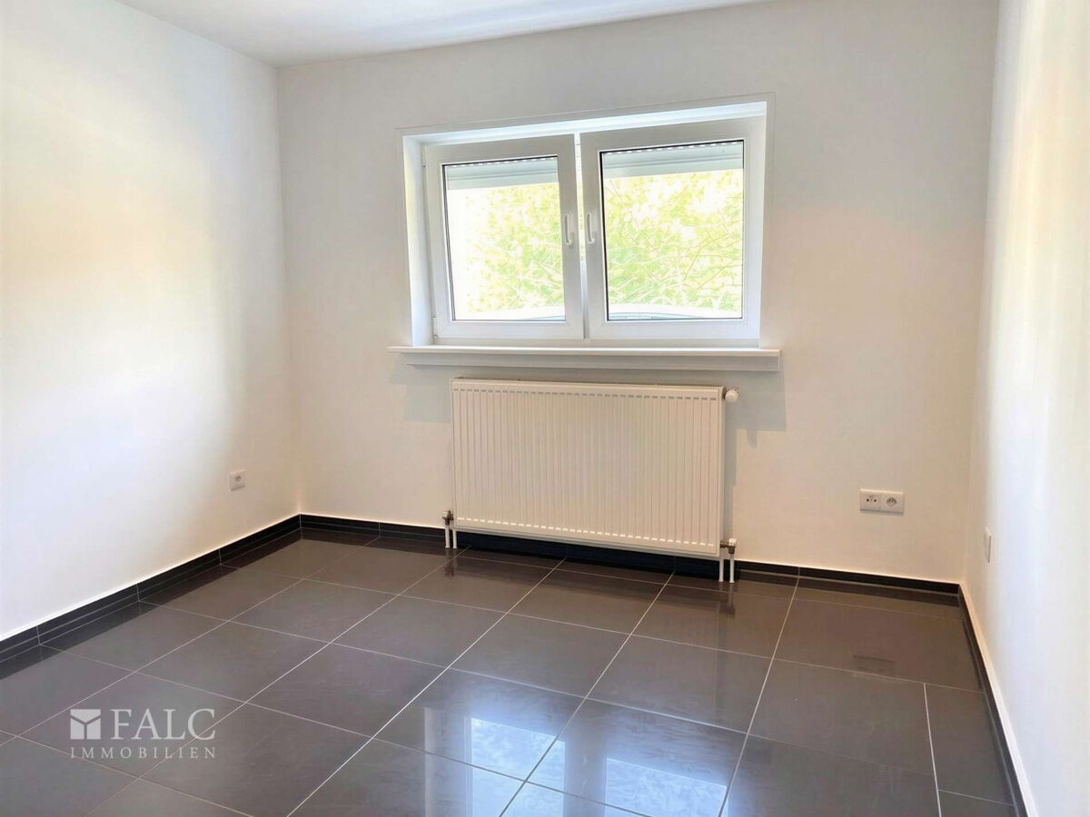 Schlafzimmer der Einliegerwohnung - (mit KI leer gestaltet)