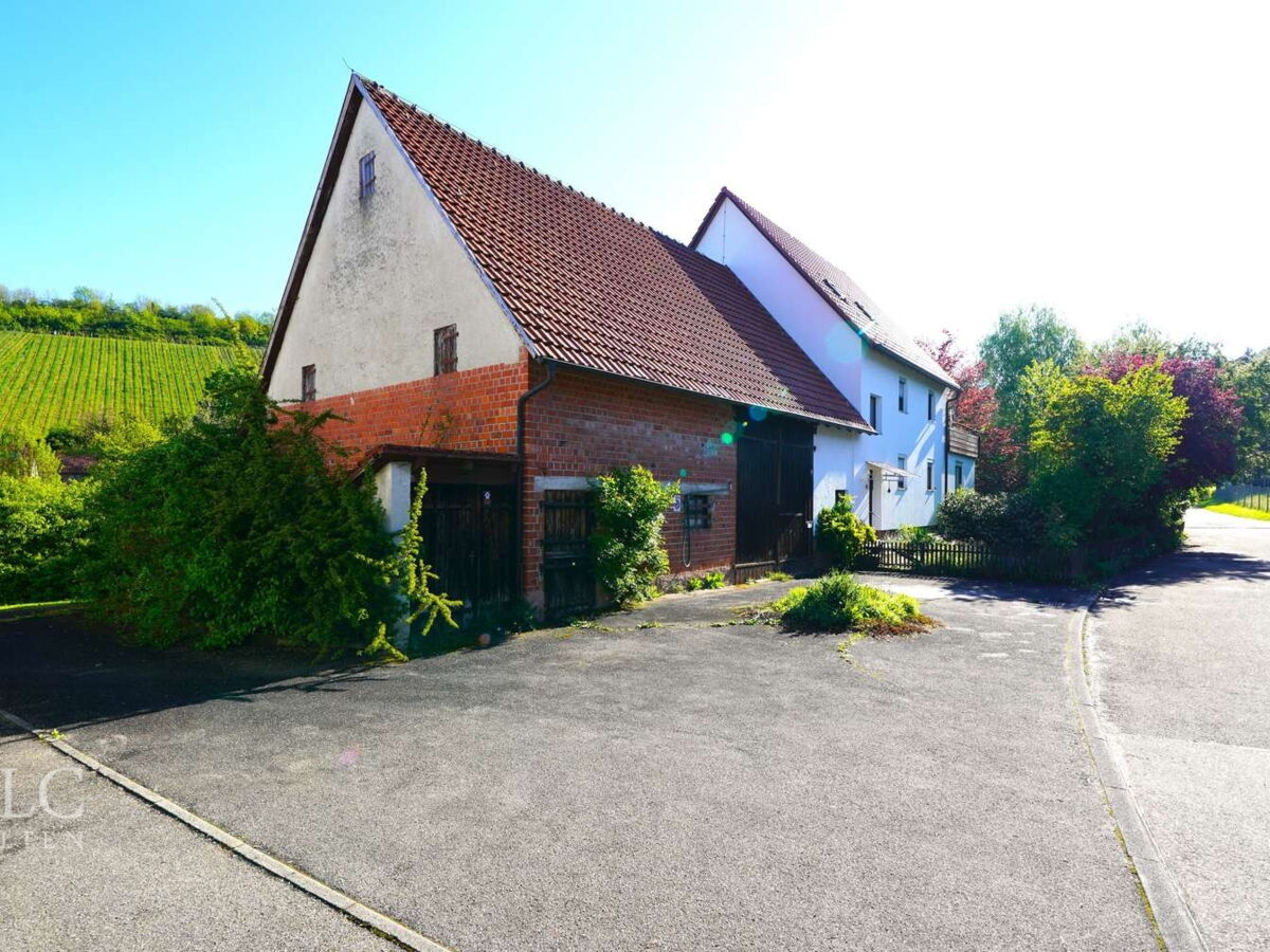 Seitenansicht Haus und Scheune
