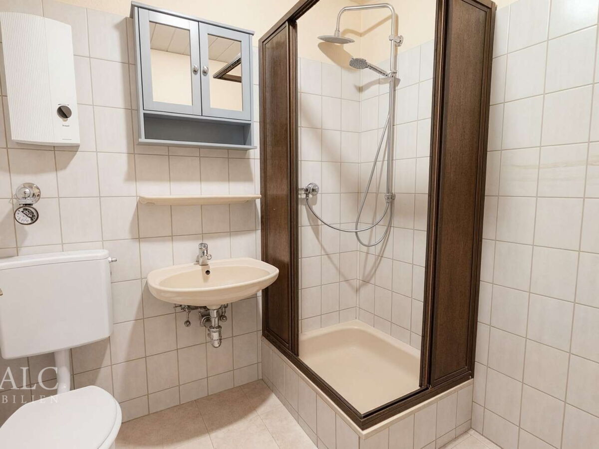 Badezimmer - virtuell leer geräumt (KI-bearbeitet)