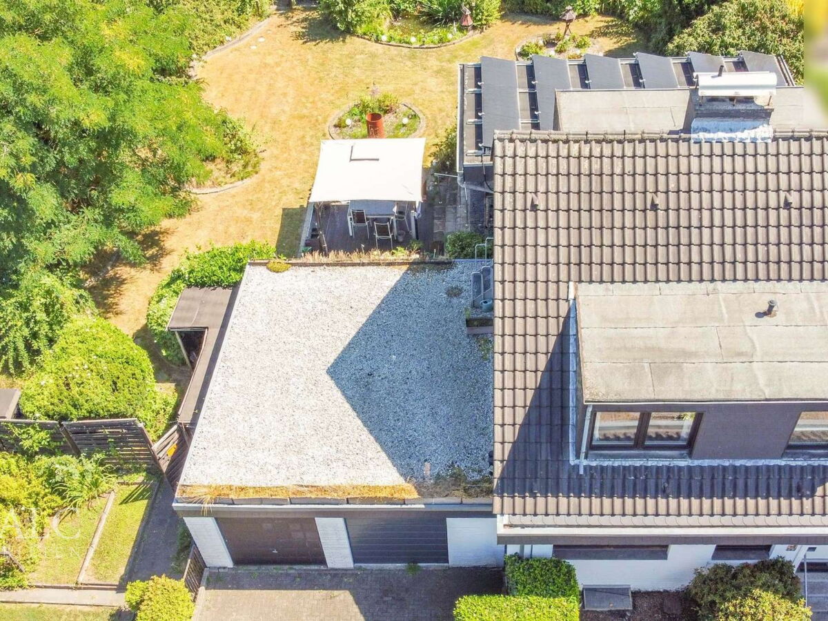 Blick auf Haus und Garten 