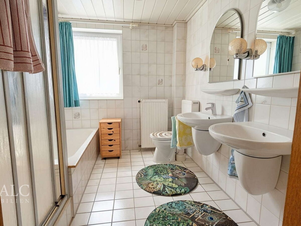 Einliegerwohnung Badezimmer - (KI generiert)