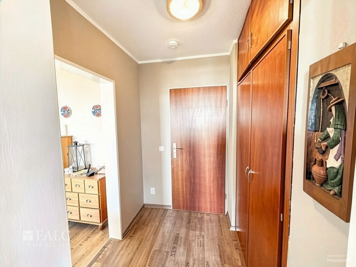 Eingangsbereich Blick auf die Wohnungstür (digital bearbeitet)