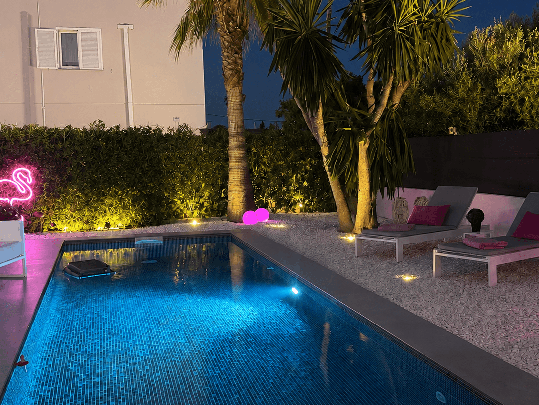 Poolbereich bei Nacht
