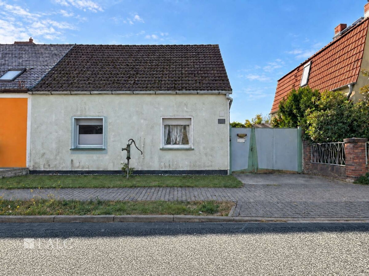 Straßenansicht mit Grundstückszufahrt