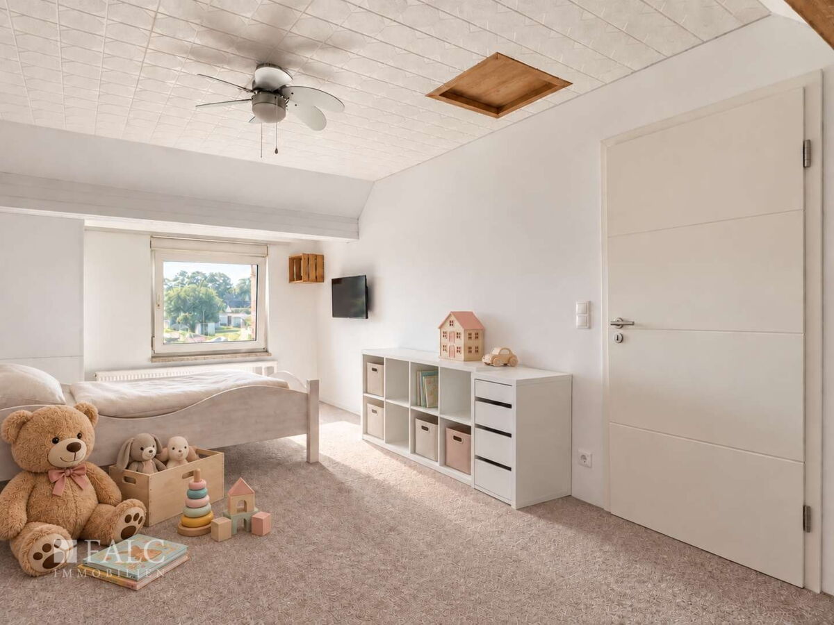 Kinderzimmer mit Stauraum und Spielecke