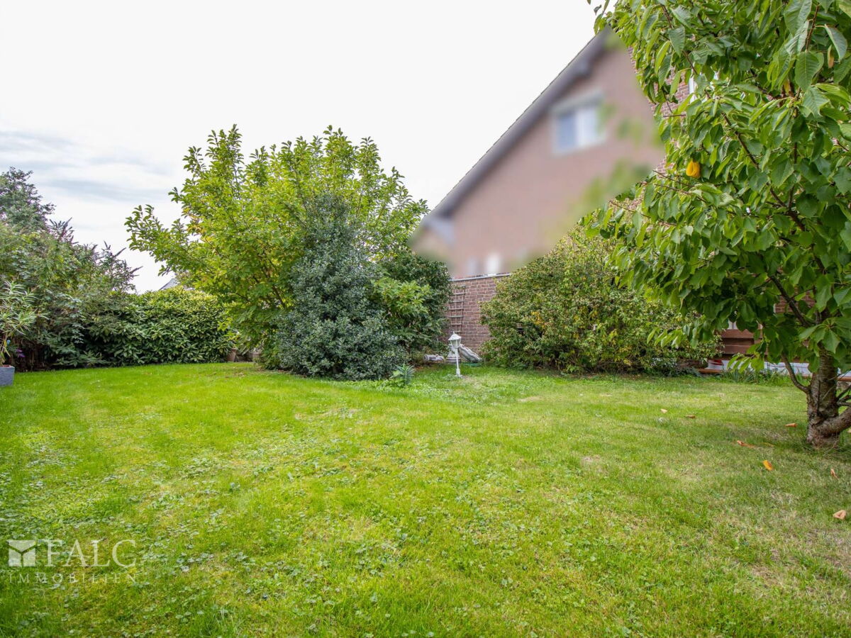 Gartenfläche rechts vom Haus 