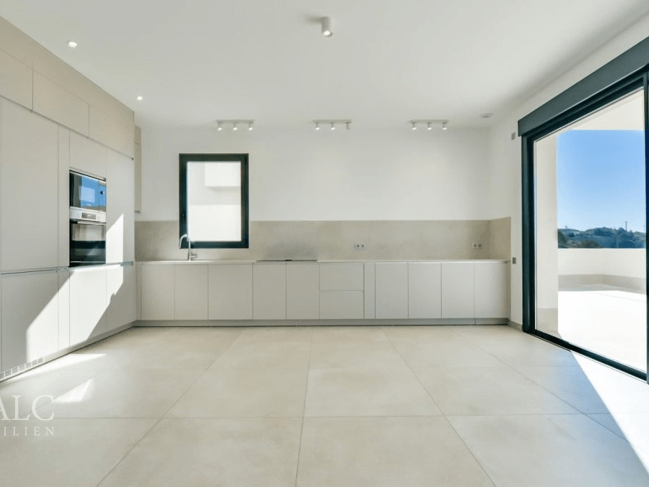 Offene Küche zum Wohnbereich / Open-plan kitchen connected to the living area / Cocina abierta al salón
