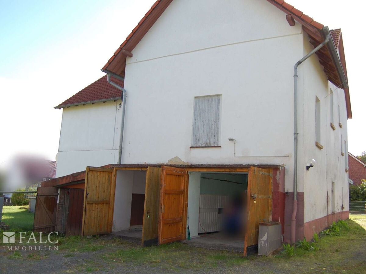 Hausansicht mit Garagen