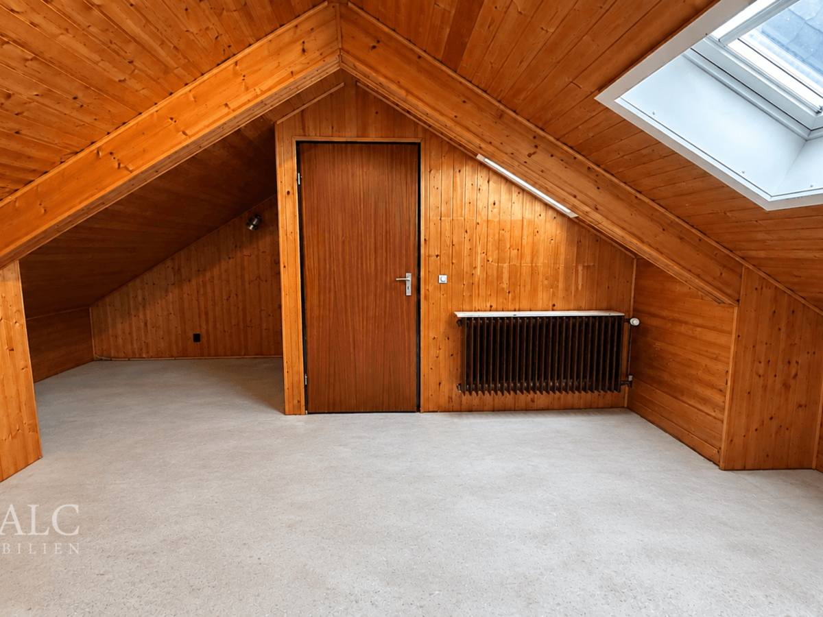 Sauberer Dachboden mit Holzverkleidung