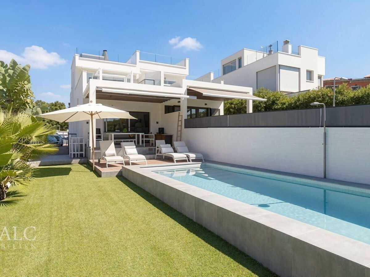 Außenansicht mit Pool