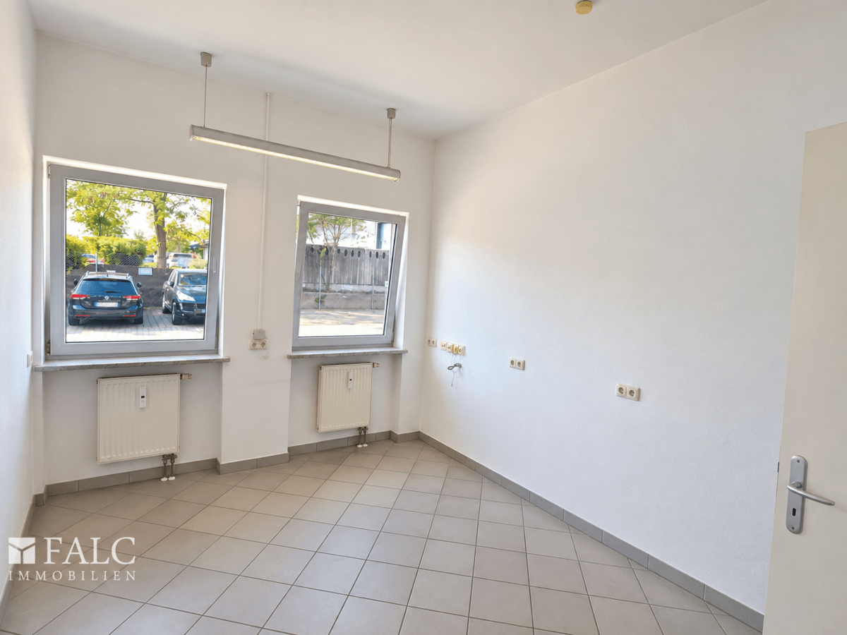Helles leeres Büro mit Fenstern