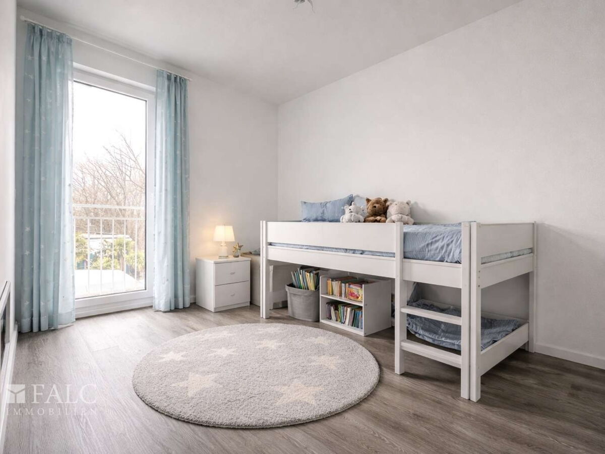 „Freundliches Kinderzimmer mit guter Belichtung Möblierung visualisiert.“