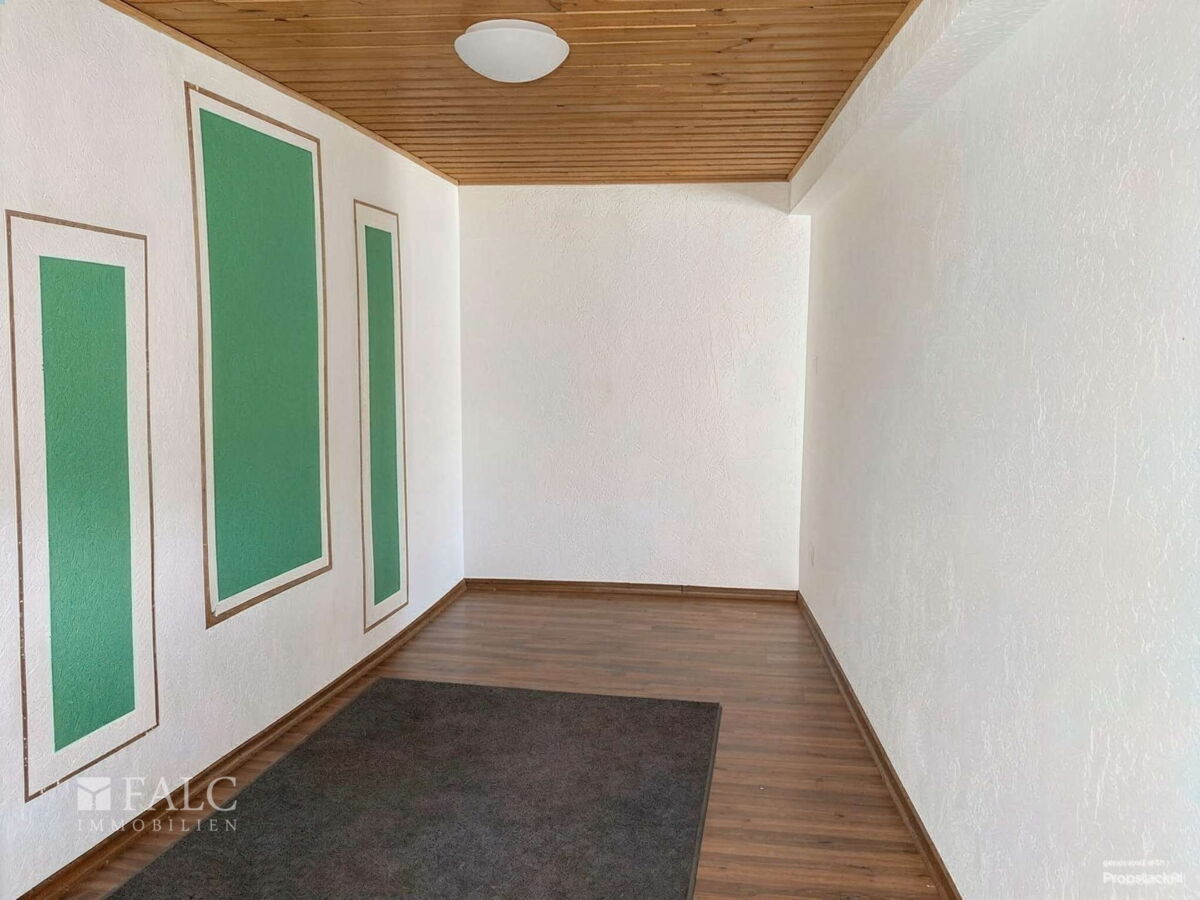 Wohnung 1: Flur-1.OG-KI-geleert