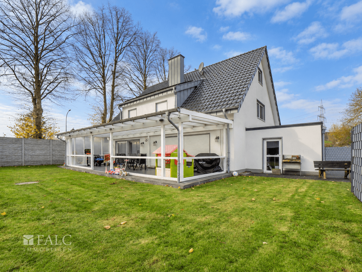 Außenansicht mit Terrasse