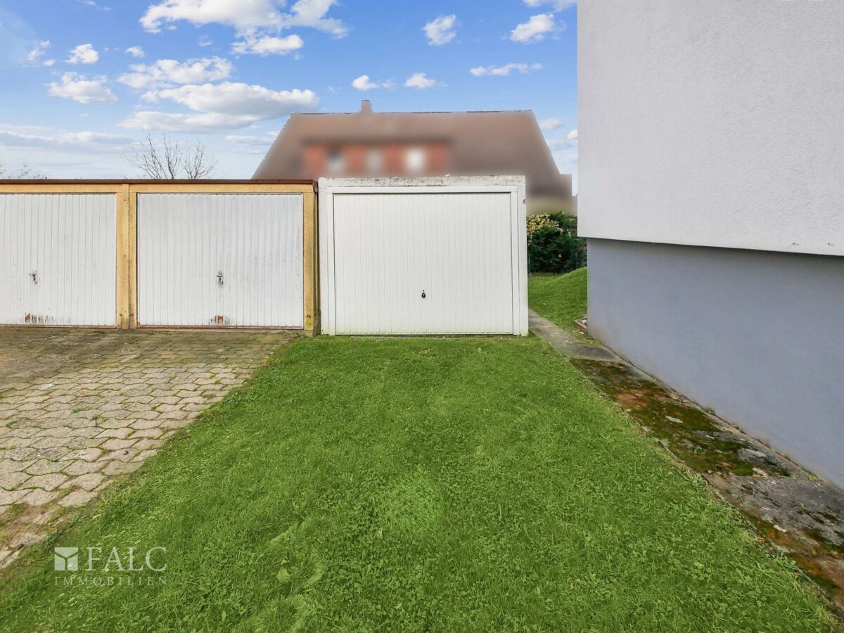 rechte Garage im KP enthalten