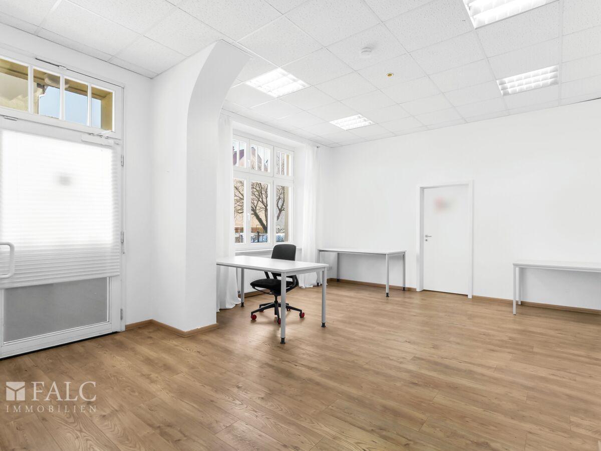 Hinteres Büro mit sep. Zugang