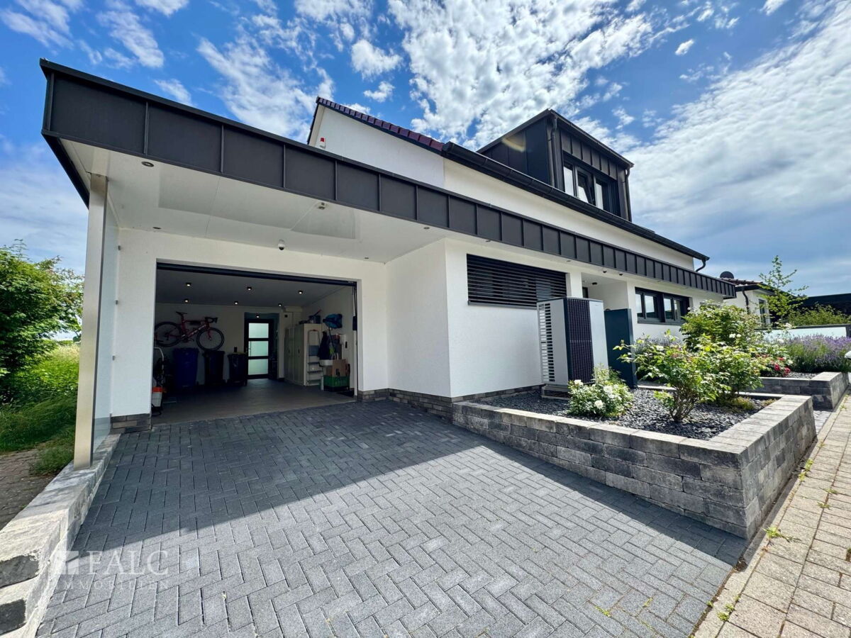 Garage 2 mit Durchgang zum Technikraum und Zugang zum Haus