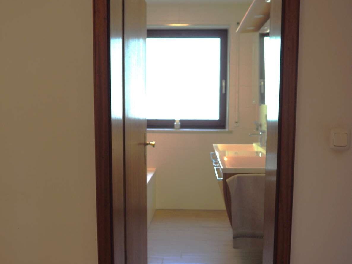 Wellnessbereich mit Wanne und Dusche