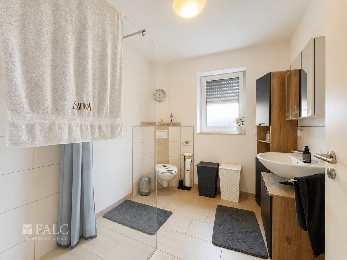Badezimmer - persönliche Gegenstände per KI entfernt