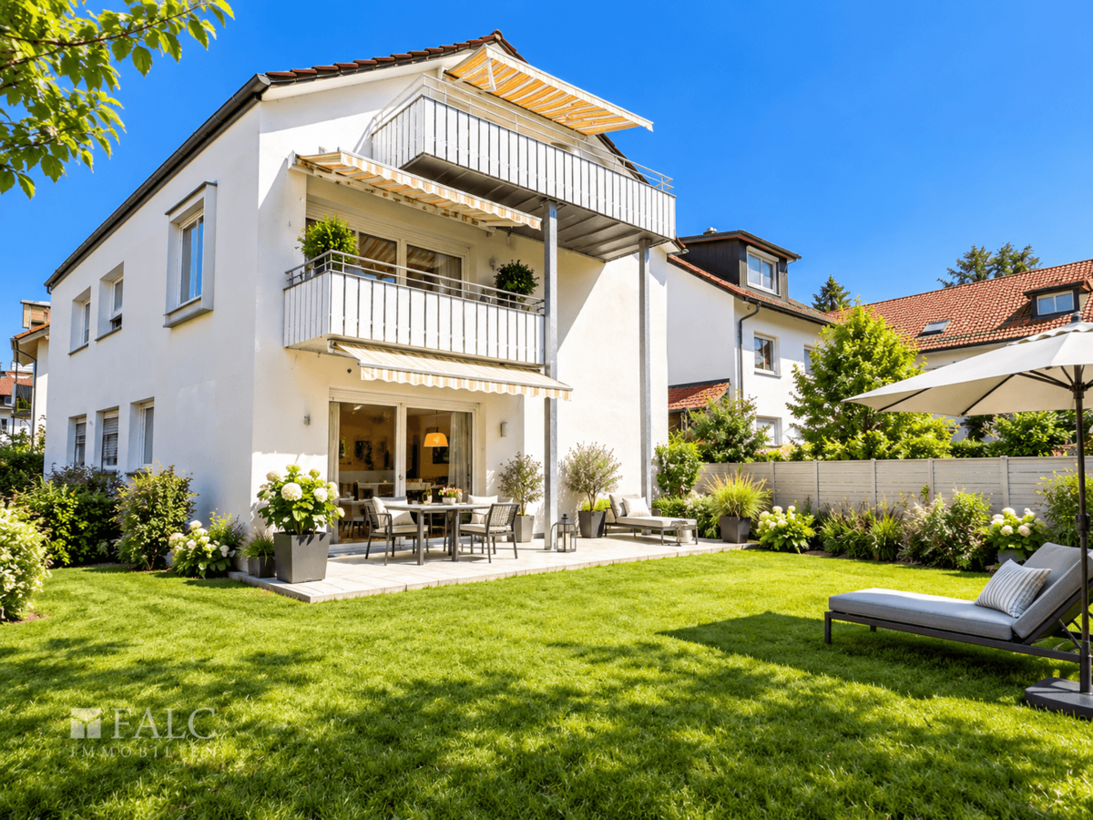 Modernes Haus mit sonniger Gartenterrasse
