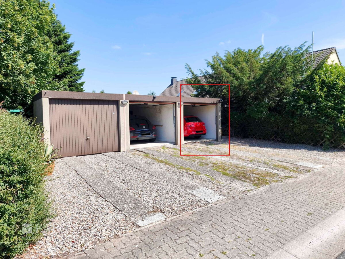 Parkplatz und Garage