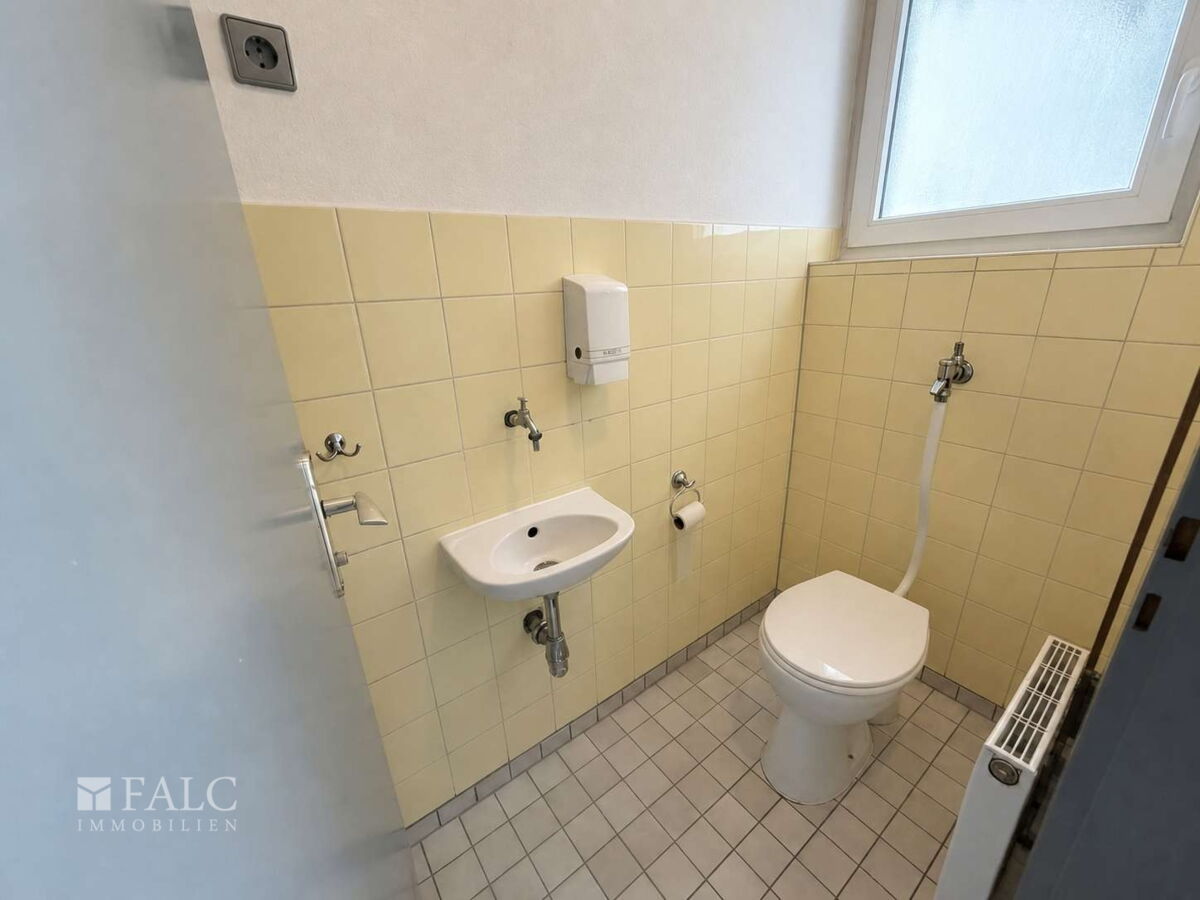Praktisches separates WC mit Waschbecken Nr.2